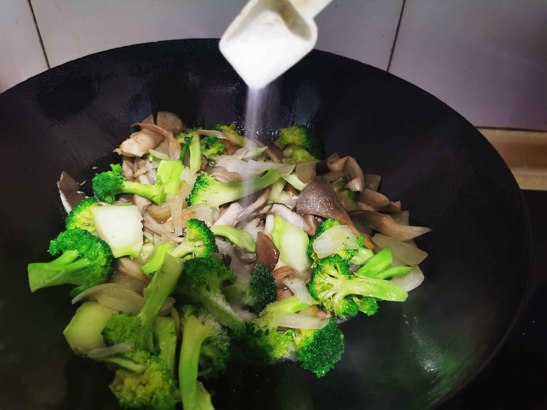 蘑菇炒西蘭花的做法-家常味炒菜譜