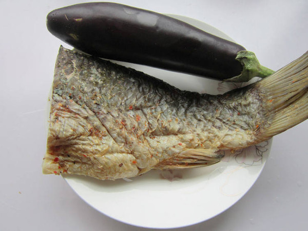 臘魚燒茄子的做法-咸鮮味燒菜譜-易網(wǎng)<a href=http://www.aoa7937.com/ target=_blank class=infotextkey>健康養(yǎng)生</a>網(wǎng) 臘魚燒茄子的做法-咸鮮味燒菜譜