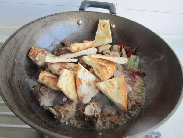 馕燜肉的做法-家常味燜菜譜-易網健康養生網 馕燜肉的做法-家常味燜菜譜