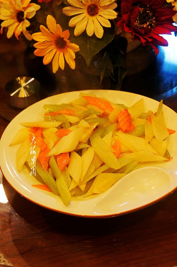 芹菜炒杏鮑菇的做法-家常味炒菜譜