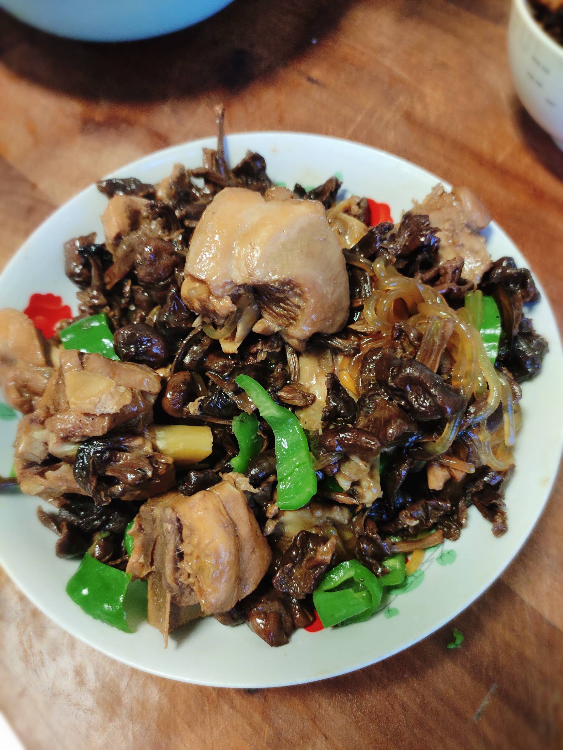 小雞燉蘑菇粉條的做法-咸鮮味炒菜譜-易網健康養生網 小雞燉蘑菇粉條的做法-咸鮮味炒菜譜
