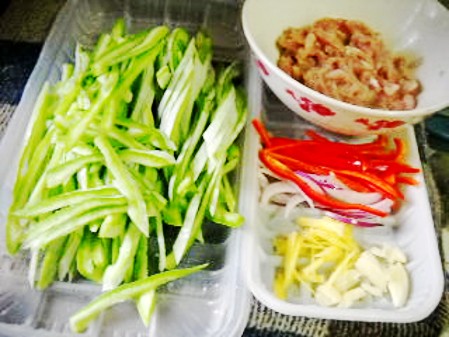 蔥香蛇豆肉絲的做法-蔥香味炒菜譜