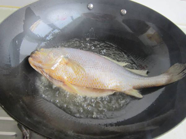 醪糟燒黃花魚(yú)的做法-家常味燒菜譜-易網(wǎng)健康養(yǎng)生網(wǎng) 醪糟燒黃花魚(yú)的做法-家常味燒菜譜