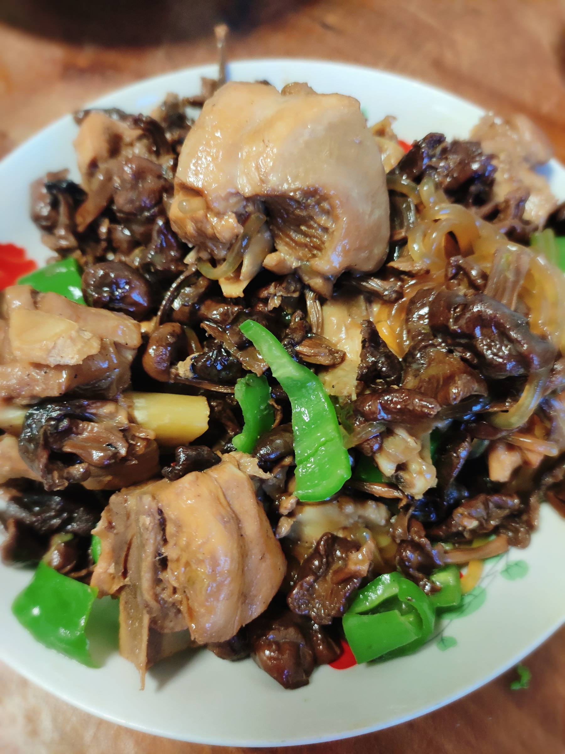 小雞燉蘑菇粉條的做法-咸鮮味炒菜譜-易網健康養生網 小雞燉蘑菇粉條的做法-咸鮮味炒菜譜