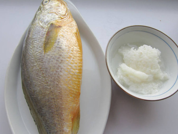 醪糟燒黃花魚(yú)的做法-家常味燒菜譜-易網(wǎng)<a href=http://www.aoa7937.com/ target=_blank class=infotextkey>健康養(yǎng)生</a>網(wǎng) 醪糟燒黃花魚(yú)的做法-家常味燒菜譜