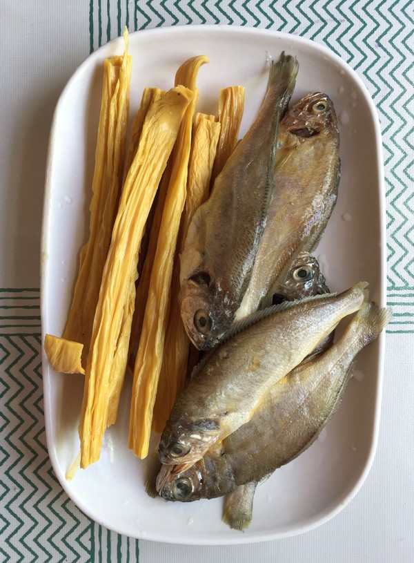 腐竹蒸小黃魚的做法-香辣味蒸菜譜-易網<a href=http://www.aoa7937.com/ target=_blank class=infotextkey>健康養生</a>網 腐竹蒸小黃魚的做法-香辣味蒸菜譜