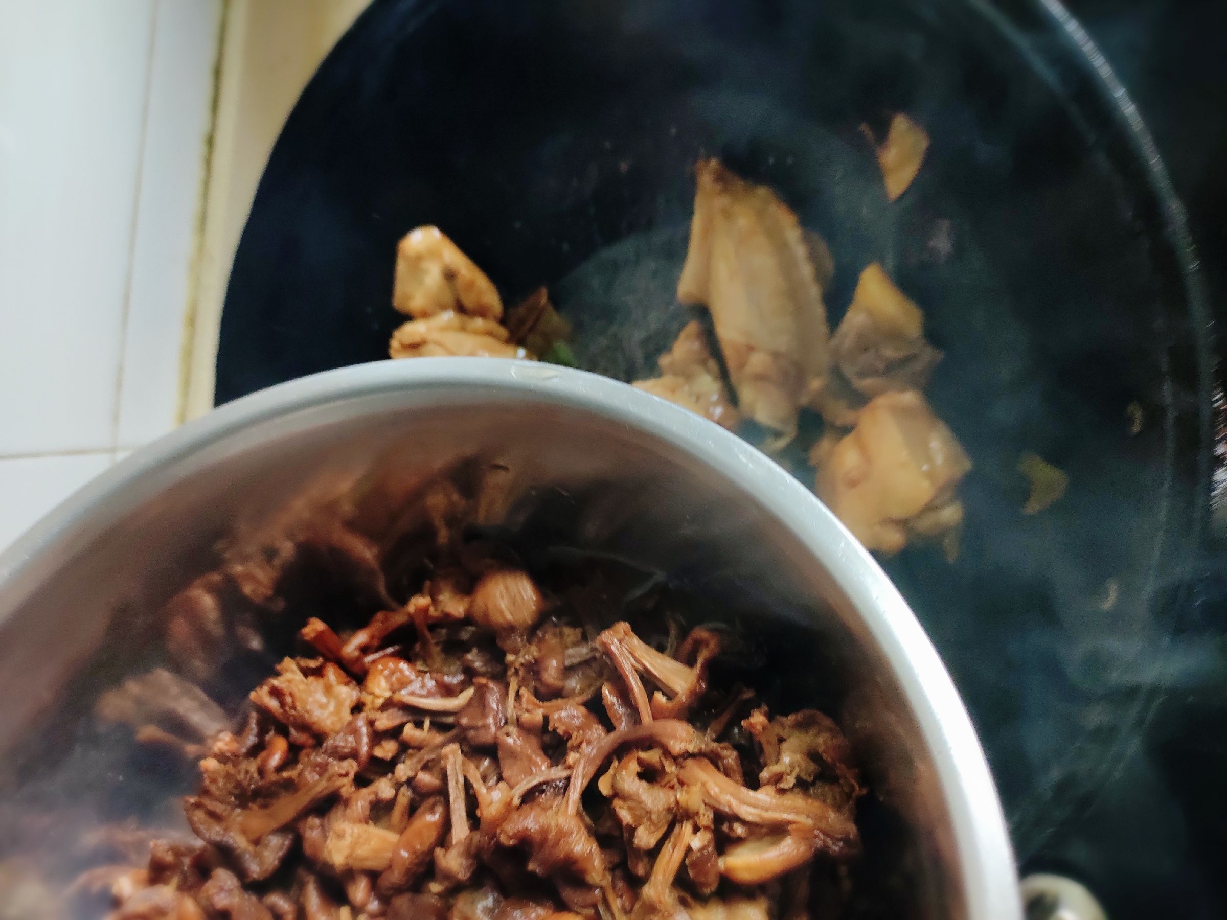 小雞燉蘑菇粉條的做法-咸鮮味炒菜譜