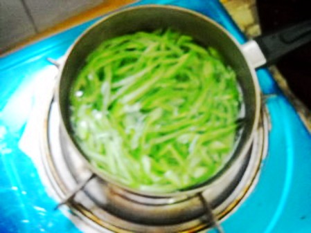 蔥香蛇豆肉絲的做法-蔥香味炒菜譜