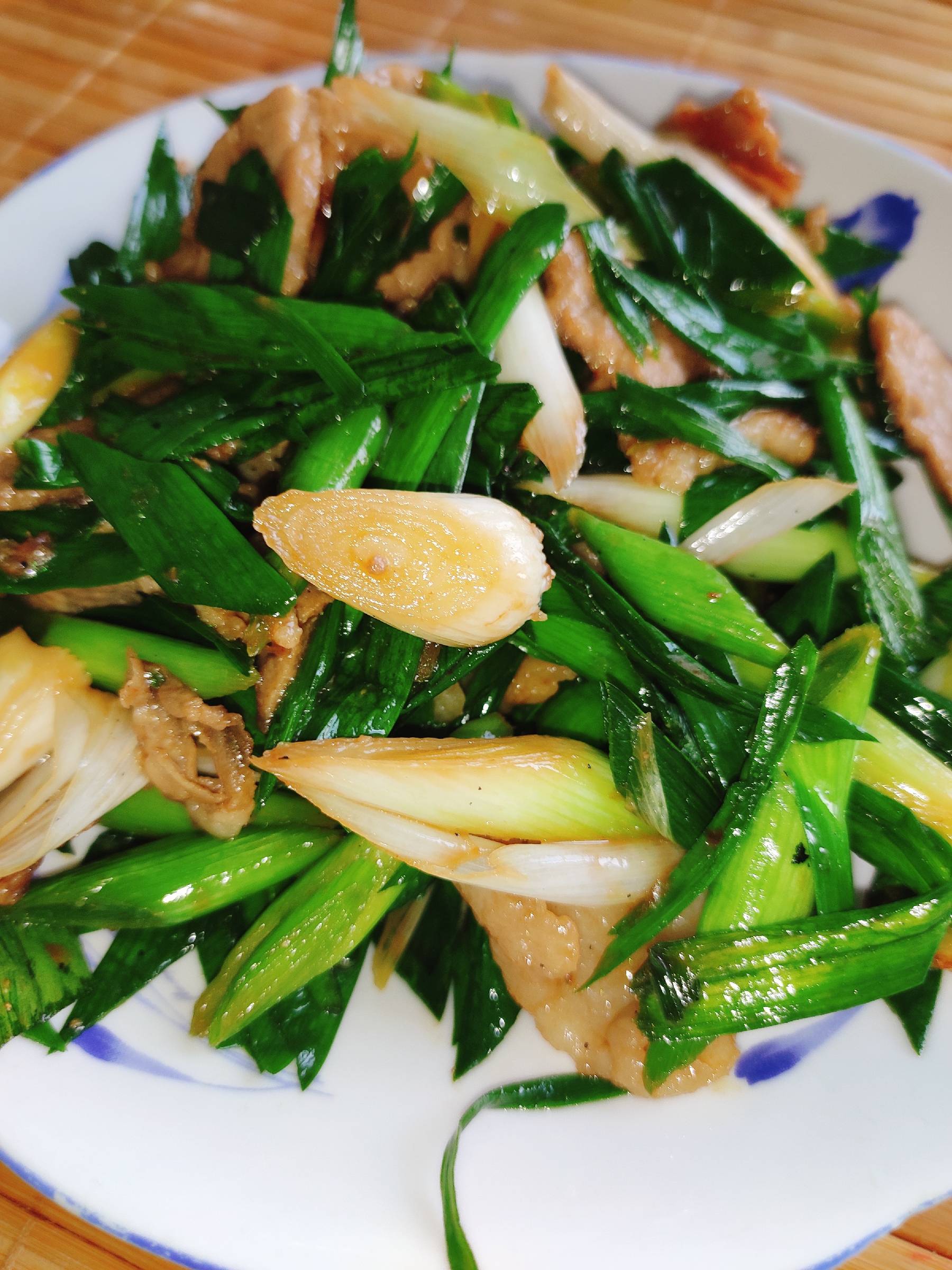 大蒜苗炒肉的做法-咸鮮味炒菜譜-易網健康養生網 大蒜苗炒肉的做法-咸鮮味炒菜譜