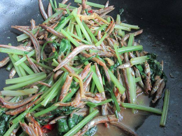 毛芹炒小青魚的做法-家常味炒菜譜