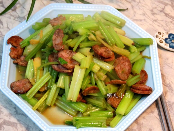 香腸炒芹菜的做法-家常味炒菜譜-易網健康養生網 香腸炒芹菜的做法-家常味炒菜譜