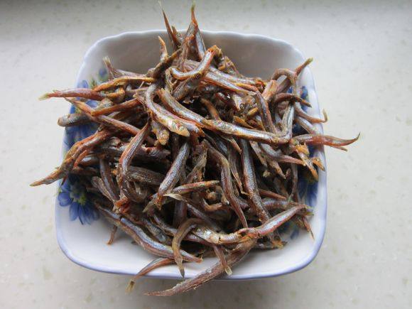 毛芹炒小青魚的做法-家常味炒菜譜