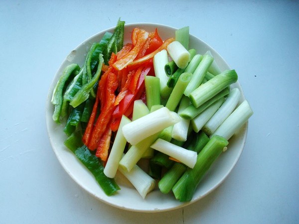 蒜苗炒豬耳朵的做法-蒜香味炒菜譜-易網(wǎng)健康養(yǎng)生網(wǎng) 蒜苗炒豬耳朵的做法-蒜香味炒菜譜