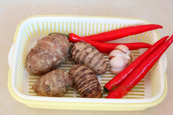 剁椒蒸芋頭的做法-香辣味蒸菜譜-易網(wǎng)<a href=http://www.aoa7937.com/ target=_blank class=infotextkey>健康養(yǎng)生</a>網(wǎng) 剁椒蒸芋頭的做法-香辣味蒸菜譜