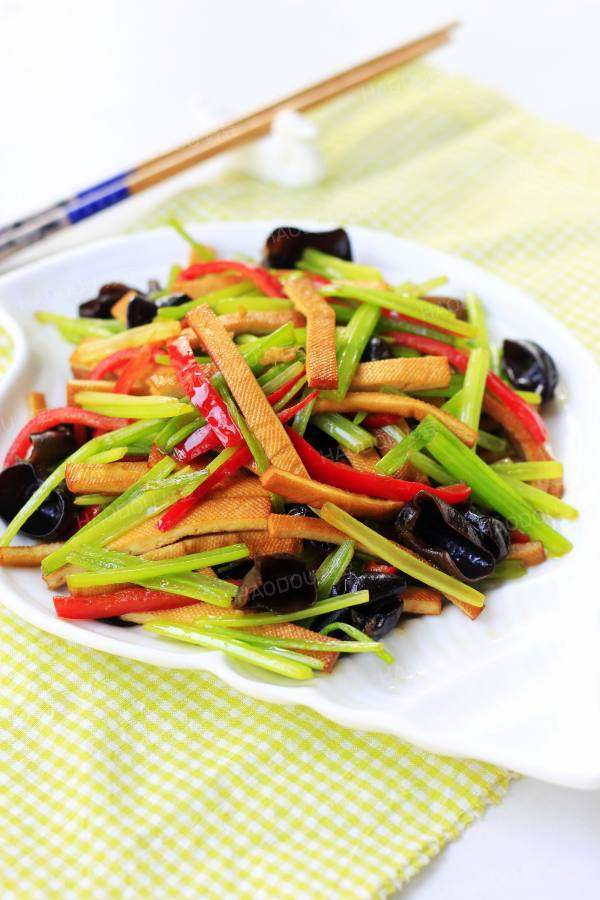 毛芹菜木耳炒香干的做法-家常味炒菜譜-易網健康養生網 毛芹菜木耳炒香干的做法-家常味炒菜譜