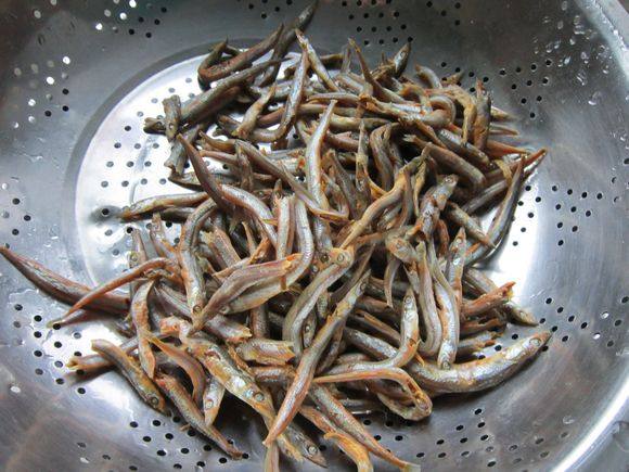 毛芹炒小青魚的做法-家常味炒菜譜