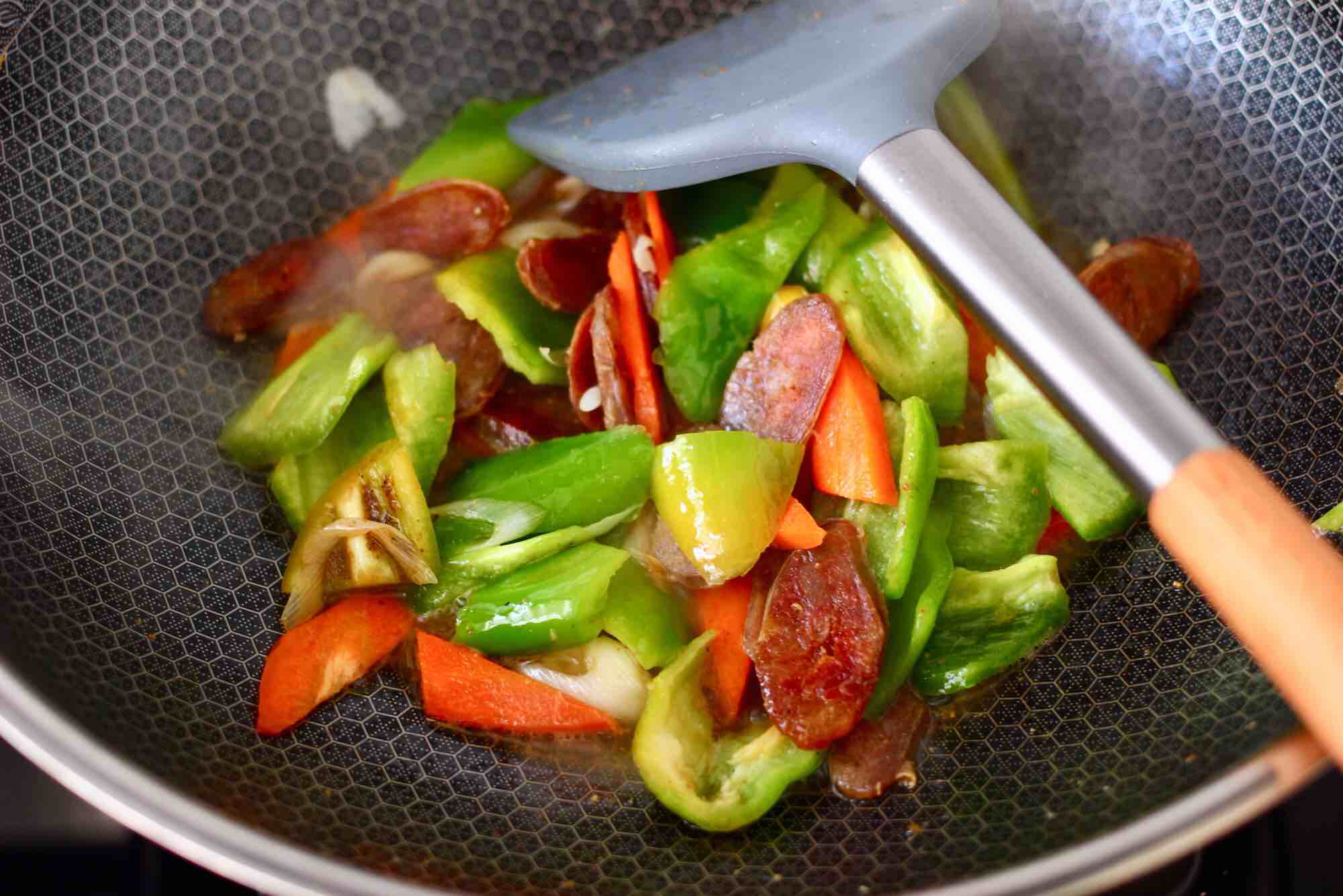 臘腸辣炒雞蛋的做法-家常味炒菜譜