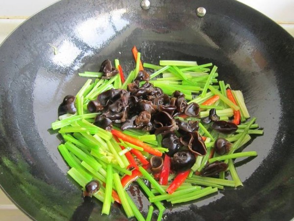 毛芹菜木耳炒香干的做法-家常味炒菜譜