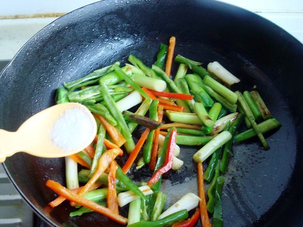 蒜苗炒豬耳朵的做法-蒜香味炒菜譜-易網(wǎng)健康養(yǎng)生網(wǎng) 蒜苗炒豬耳朵的做法-蒜香味炒菜譜