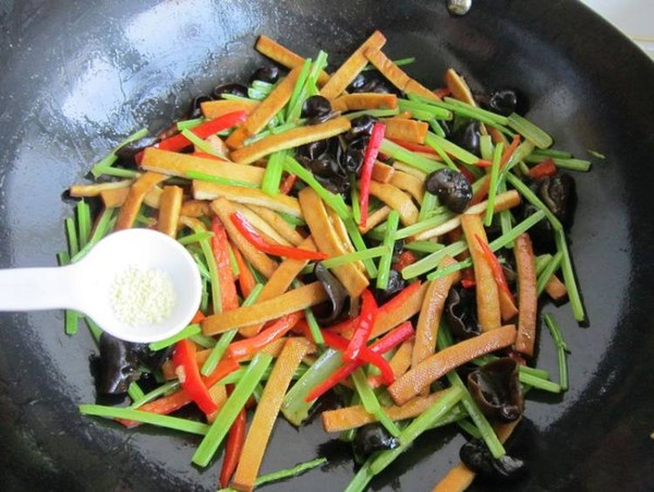 毛芹菜木耳炒香干的做法-家常味炒菜譜