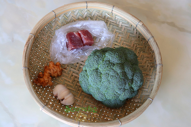 牛肉炒西蘭花的做法-家常味炒菜譜-易網(wǎng)<a href=http://www.aoa7937.com/ target=_blank class=infotextkey>健康養(yǎng)生</a>網(wǎng) 牛肉炒西蘭花的做法-家常味炒菜譜
