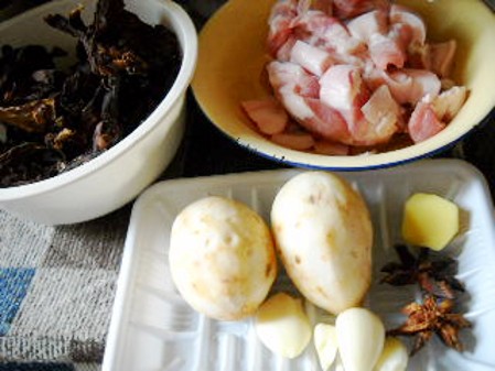 梅菜芋頭紅燒肉的做法-咸鮮味燒菜譜-易網<a href=http://www.aoa7937.com/ target=_blank class=infotextkey>健康養生</a>網 梅菜芋頭紅燒肉的做法-咸鮮味燒菜譜