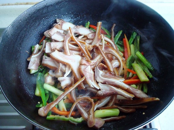蒜苗炒豬耳朵的做法-蒜香味炒菜譜-易網(wǎng)健康養(yǎng)生網(wǎng) 蒜苗炒豬耳朵的做法-蒜香味炒菜譜