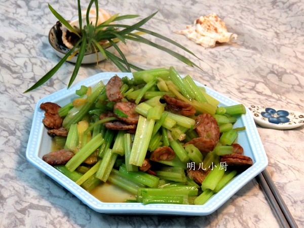 香腸炒芹菜的做法-家常味炒菜譜-易網健康養生網 香腸炒芹菜的做法-家常味炒菜譜