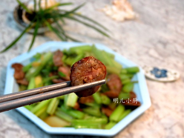 香腸炒芹菜的做法-家常味炒菜譜-易網健康養生網 香腸炒芹菜的做法-家常味炒菜譜