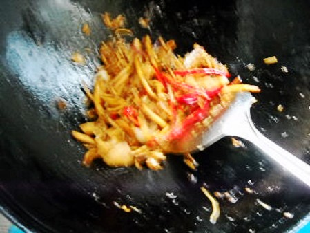 臘肉茶樹菇的做法-咸鮮味干煸菜譜