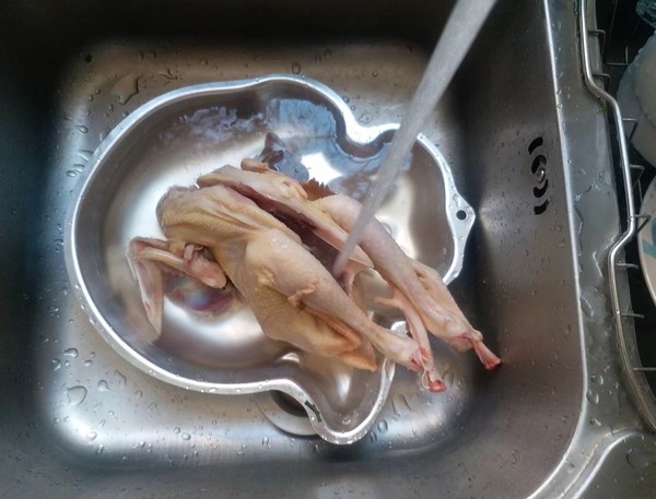 蒜香童子雞的做法-咸鮮味燒菜譜-易網<a href=http://www.aoa7937.com/ target=_blank class=infotextkey>健康養生</a>網 蒜香童子雞的做法-咸鮮味燒菜譜