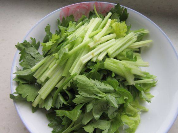 毛芹炒小青魚的做法-家常味炒菜譜