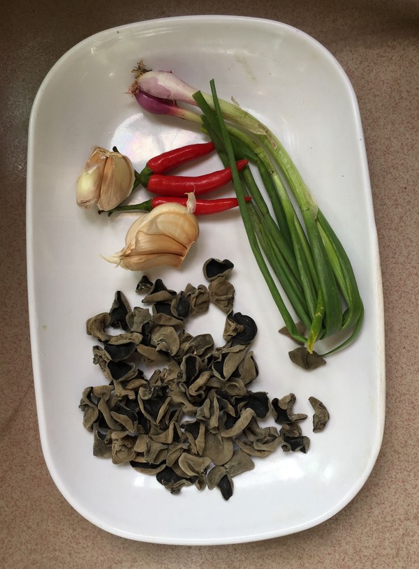 黑木耳拌毛豆的做法-香辣味拌菜譜-易網健康養生網 黑木耳拌毛豆的做法-香辣味拌菜譜