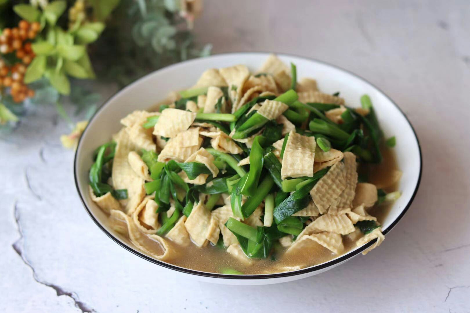 韭菜炒厚豆腐皮的做法-家常味炒菜譜-易網(wǎng)健康養(yǎng)生網(wǎng) 韭菜炒厚豆腐皮的做法-家常味炒菜譜