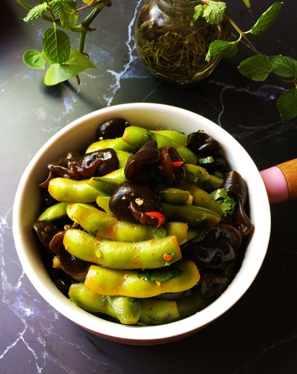 黑木耳拌毛豆的做法-香辣味拌菜譜-易網健康養生網 黑木耳拌毛豆的做法-香辣味拌菜譜