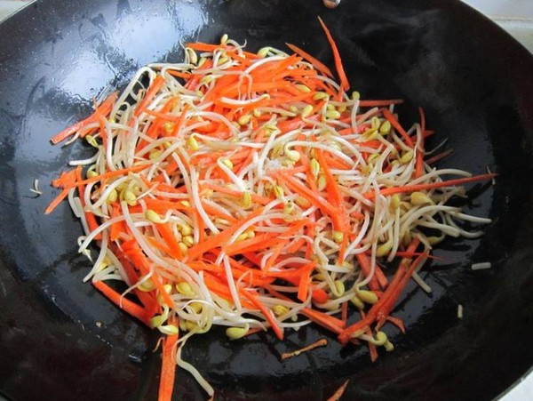 胡蘿卜黃豆芽炒肉的做法-家常味炒菜譜-易網健康養生網 胡蘿卜黃豆芽炒肉的做法-家常味炒菜譜
