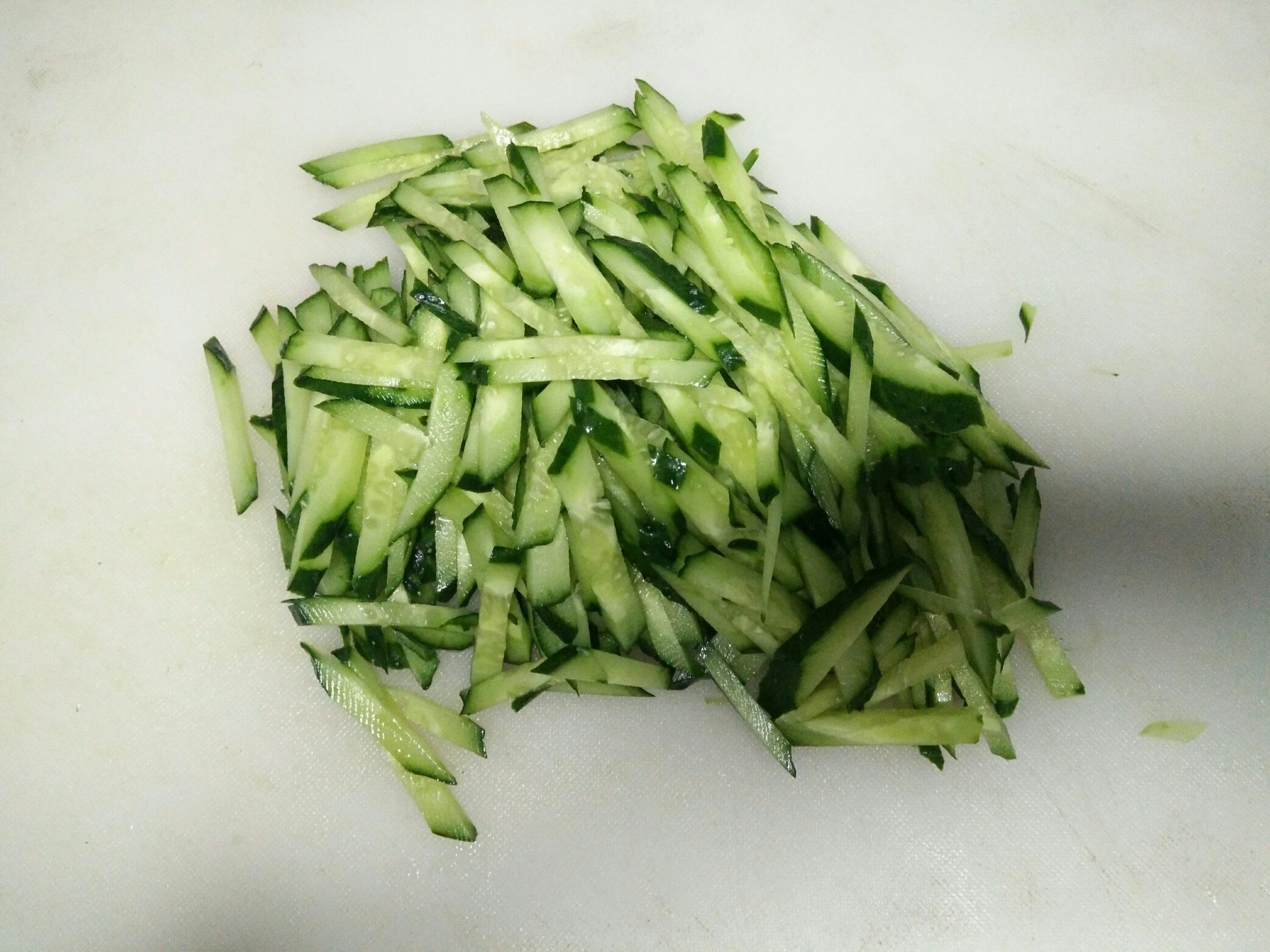 辣條拌黃瓜的做法-麻辣味拌菜譜