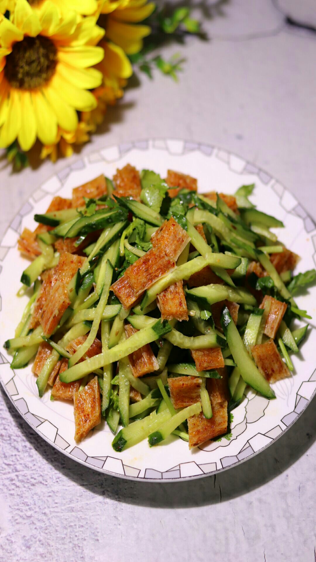 辣條拌黃瓜的做法-麻辣味拌菜譜-易網健康養生網 辣條拌黃瓜的做法-麻辣味拌菜譜