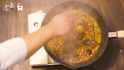 黃豆燒豬尾！超級好吃的家常菜，學會了這道菜，誰還去吃紅燒肉和大豬蹄子??？的做法-咸鮮味燒菜譜