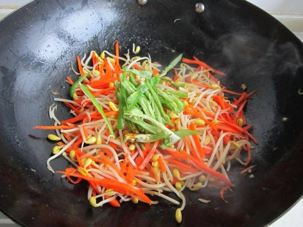 胡蘿卜黃豆芽炒肉的做法-家常味炒菜譜-易網健康養生網 胡蘿卜黃豆芽炒肉的做法-家常味炒菜譜