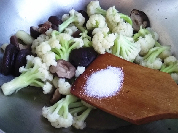 香菇炒菜花的做法-家常味炒菜譜