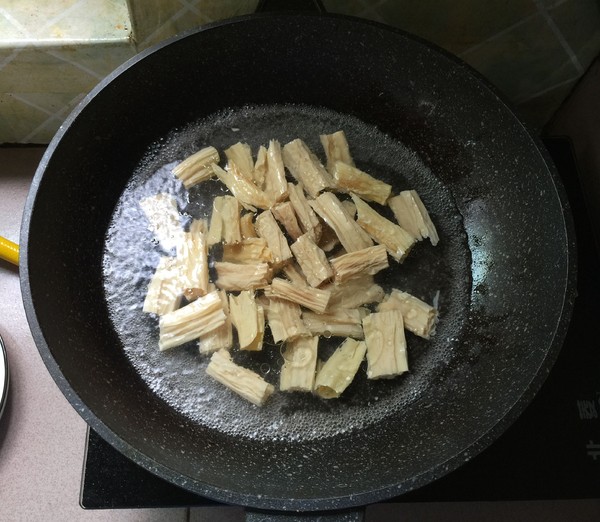 芹菜炒黑木耳的做法-家常味炒菜譜-易網健康養生網 芹菜炒黑木耳的做法-家常味炒菜譜