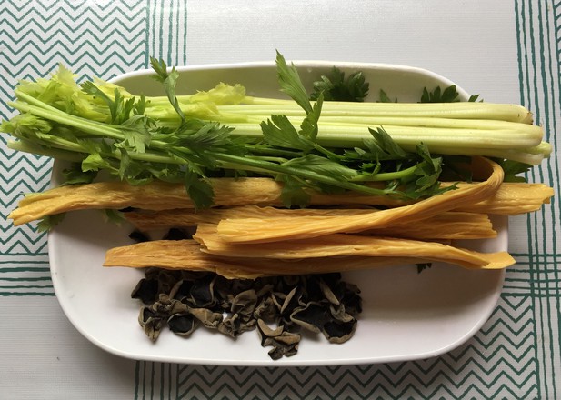 芹菜炒黑木耳的做法-家常味炒菜譜-易網<a href=http://www.aoa7937.com/ target=_blank class=infotextkey>健康養生</a>網 芹菜炒黑木耳的做法-家常味炒菜譜