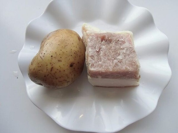土豆燜咸肉的做法-家常味燜菜譜