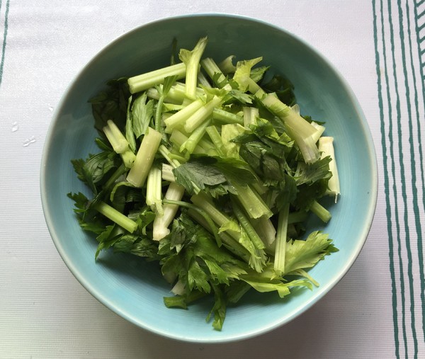 芹菜炒黑木耳的做法-家常味炒菜譜-易網健康養生網 芹菜炒黑木耳的做法-家常味炒菜譜