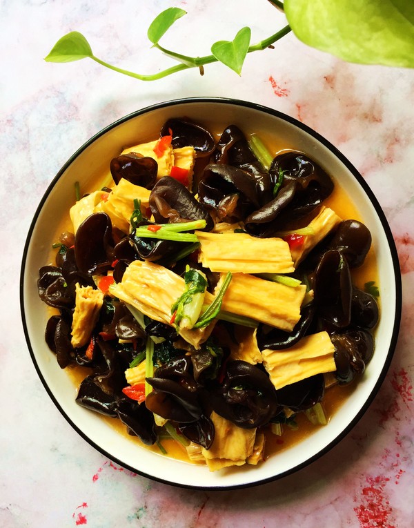 芹菜炒黑木耳的做法-家常味炒菜譜-易網健康養生網 芹菜炒黑木耳的做法-家常味炒菜譜