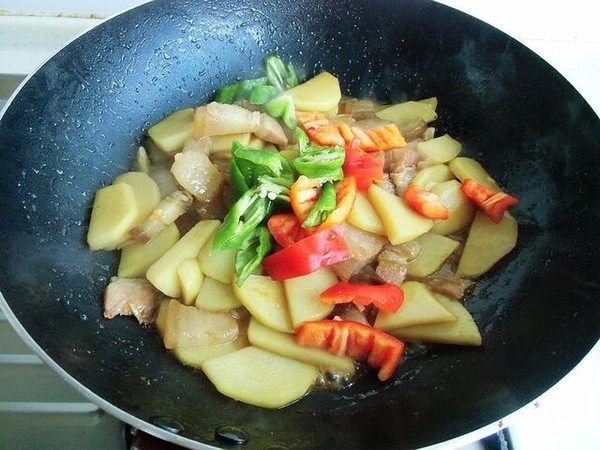 土豆燜咸肉的做法-家常味燜菜譜