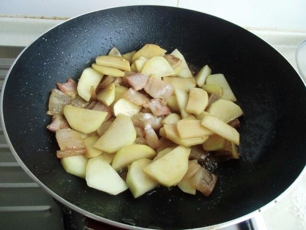 土豆燜咸肉的做法-家常味燜菜譜