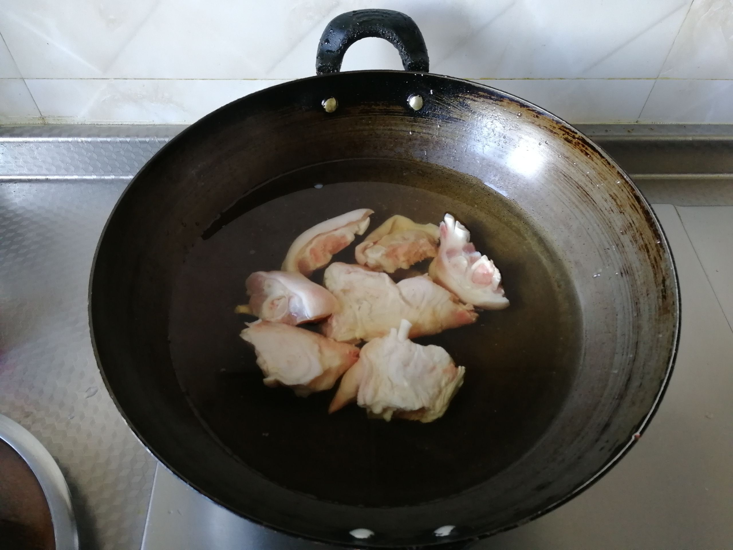 豬腳玉米湯的做法-咸鮮味燉菜譜-易網(wǎng)<a href=http://www.aoa7937.com/ target=_blank class=infotextkey>健康養(yǎng)生</a>網(wǎng) 豬腳玉米湯的做法-咸鮮味燉菜譜