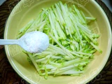 鮮榨菜木耳肉絲的做法-咸鮮味炒菜譜
